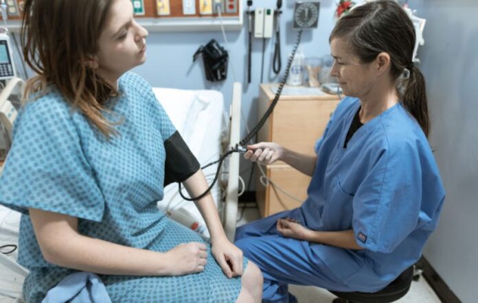 paciente sendo avaliada por intoxicação por paracetamol