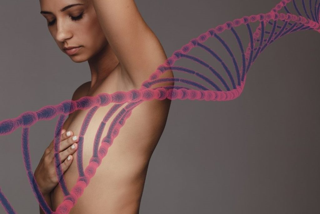mulher segurando o seio com molécula de DNA na frente, simbolizando a genética do câncer de mama