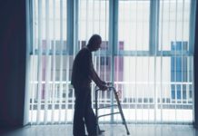 Vyalev®: Anvisa aprova nova terapia para Parkinson avançado idoso com parkinson avançado, de andador, que poderia se beneficiar do uso do novo medicamento aprovado pela Anvisa Vyalev