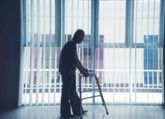 Vyalev®: Anvisa aprova nova terapia para Parkinson avançado idoso com parkinson avançado, de andador, que poderia se beneficiar do uso do novo medicamento aprovado pela Anvisa Vyalev