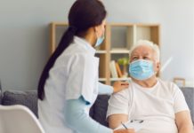 Ensitrelvir para Covid-19: estudo mostra redução de infecção sintomática após exposição paciente idoso sentado aguardando teste viral para profilaxia pós-exposição da Covid-19 com ensitrelvir