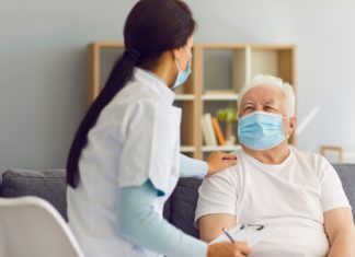 Ensitrelvir para Covid-19: estudo mostra redução de infecção sintomática após exposição paciente idoso sentado aguardando teste viral para profilaxia pós-exposição da Covid-19 com ensitrelvir