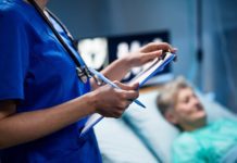 NIHSS: escala de identificação e estratificação da gravidade do AVC Paciente com suspeita de AVC sendo avaliado na emergência durante aplicação da escala NIHSS