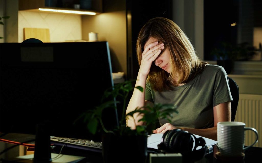 mulher em teleconsulta utilizando o serviço de atendimento psicológico gratuito para mulheres do SUS