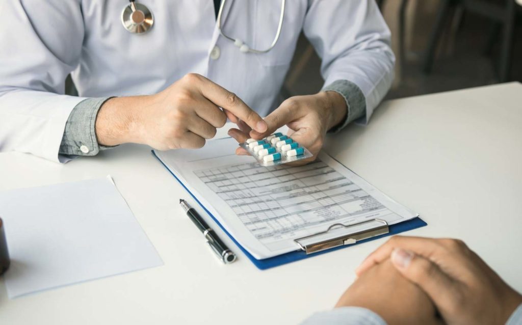 médico orientando paciente quanto aos riscos da risperidona