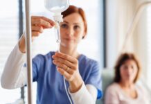 Soroterapia: Anvisa alerta para riscos e ausência de evidências para uso indiscriminado Médica avaliando infusão intravenosa em ambiente hospitalar; a soroterapia possui indicações clínicas específicas
