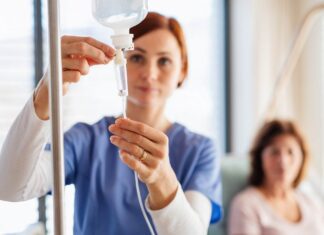 Soroterapia: Anvisa alerta para riscos e ausência de evidências para uso indiscriminado Médica avaliando infusão intravenosa em ambiente hospitalar; a soroterapia possui indicações clínicas específicas