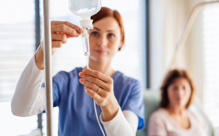 Médica avaliando infusão intravenosa em ambiente hospitalar; a soroterapia possui indicações clínicas específicas