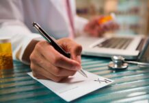 Clonazepam (Rivotril®): guia rápido de doses, indicações e efeitos adversos médico fazendo a prescrição da dose de clonazepam (rivotril)