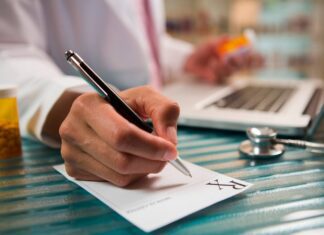 Clonazepam (Rivotril®): guia rápido de doses, indicações e efeitos adversos médico fazendo a prescrição da dose de clonazepam (rivotril)