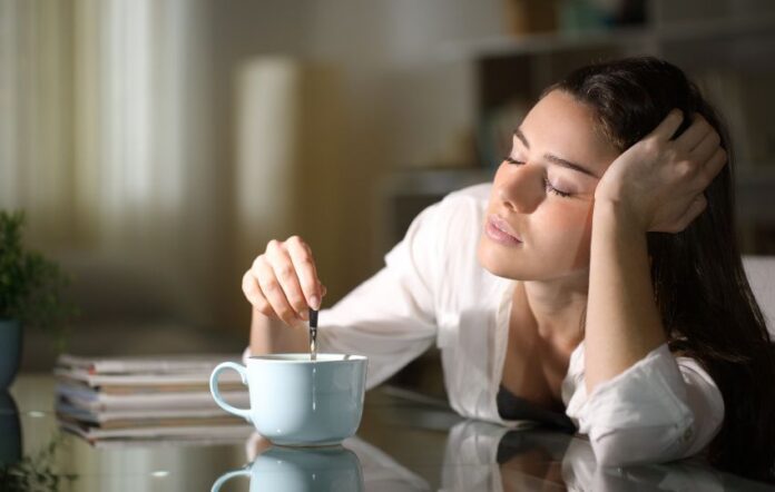 sono mulher dormindo enquanto realiza atividades diárias, um possível achado da narcolepsia que pode ser tratado com