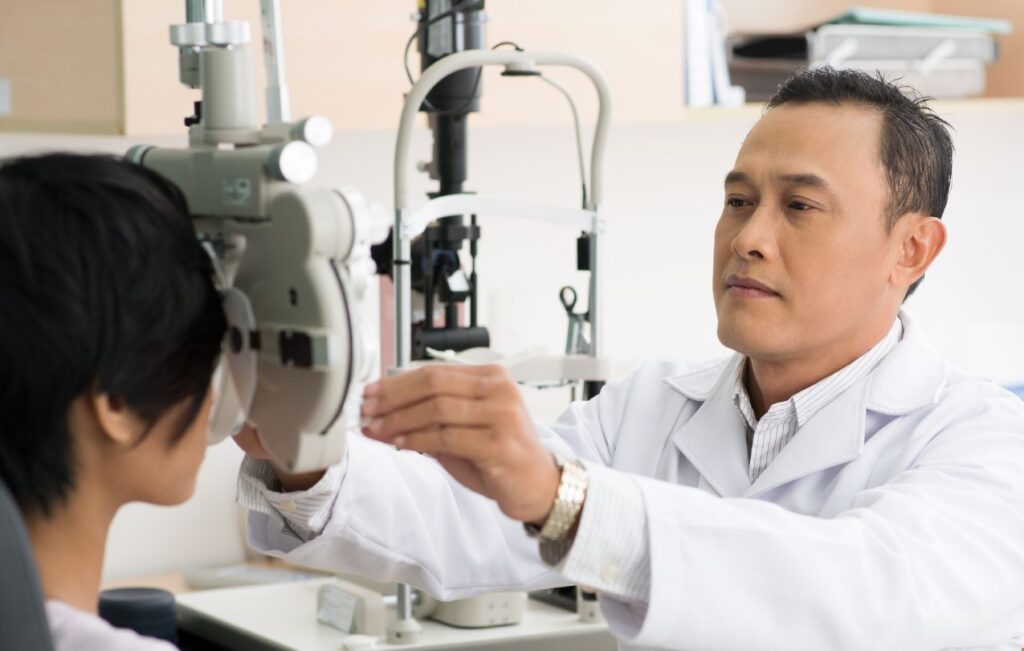 oftalmologista fazendo exame ocular em paciente com possível descolamento de retina
