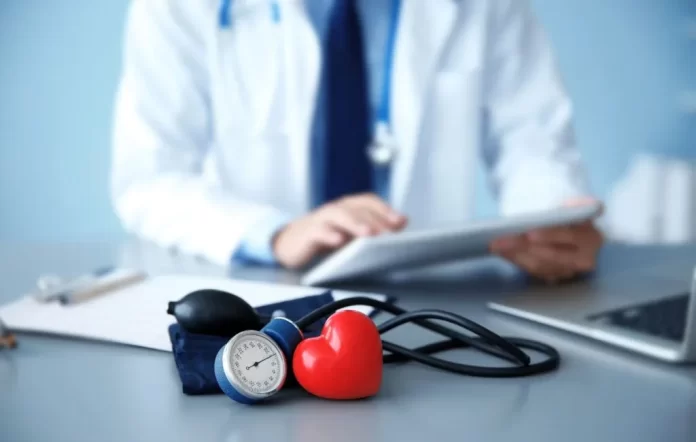 cardiologista utilizando o escore de lee em consulta