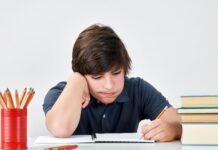 TDAH: como diagnosticar e tratar o transtorno de déficit de atenção com hiperatividade criança com possível diagnóstico de TDAH tentando estudar