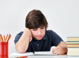 TDAH: como diagnosticar e tratar o transtorno de déficit de atenção com hiperatividade criança com possível diagnóstico de TDAH tentando estudar