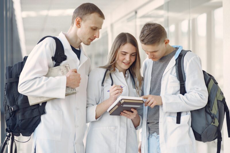 Bônus de 10% na residência médica para o Mais Médicos pode voltar? estudantes de medicina lendo sobre o bônus de 10% na residência médica