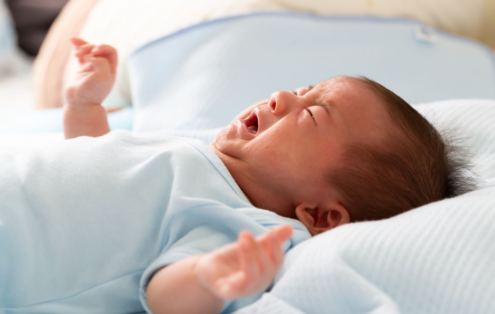 bebê chorando com doença do refluxo gastroesofágico