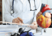 Diagnóstico de Miocardite: quando suspeitar e quais exames solicitar? cardiologista avaliando exame para diagnóstico de miocardite