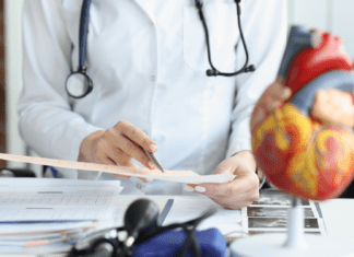 Diagnóstico de Miocardite: quando suspeitar e quais exames solicitar? cardiologista avaliando exame para diagnóstico de miocardite