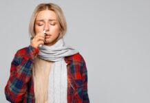 Avamys® (fluticasona): como prescrever para rinite alérgica mulher com sintomas de rinite alérgica, utilizando spray intransal de avamys (fluticasona)