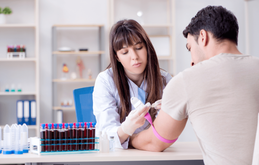 homem realizando coleta de sangue para monitoramento dos níveis de lítio
