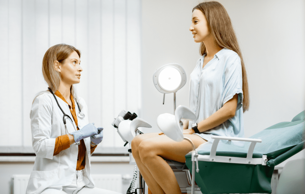 Mulher em consulta ginecológica recebendo orientação sobre vacina contra HPV
