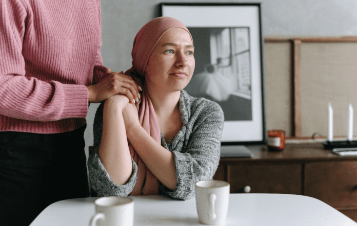 mulher cancer mulher em tratamento para o câncer de mama, parecendo esperançosa, representando o otimismo com a aprovação da anvisa para o novo medicamento para câncer de mama