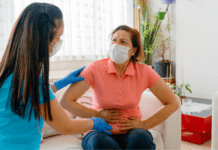 Disbiose intestinal: guia atualizado sobre sintomas, diagnóstico e tratamento Paciente em consultório com dor abdominal