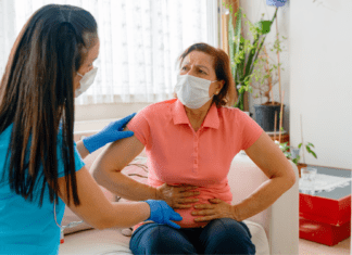 Disbiose intestinal: guia atualizado sobre sintomas, diagnóstico e tratamento Paciente em consultório com dor abdominal