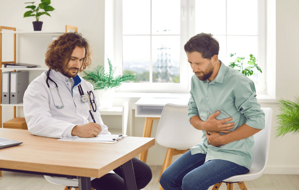 paciente com dor abdominal, possível sintoma de hepatotoxicidade por cúrcuma