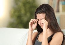 Descolamento de retina: sintomas, causas e quando suspeitar da emergência oftalmológica Mulher apertando os olhos, com alteração visual associada a sintomas de descolamento de retina