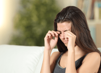 Descolamento de retina: sintomas, causas e quando suspeitar da emergência oftalmológica Mulher apertando os olhos, com alteração visual associada a sintomas de descolamento de retina