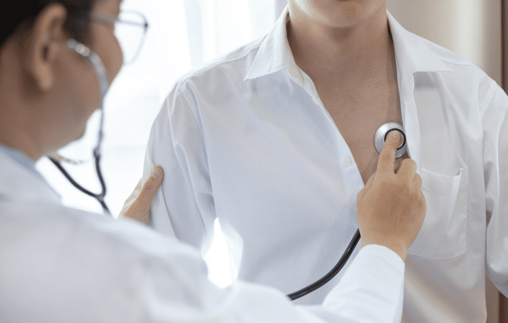 paciente em consulta com cardiologista realizando ausculta