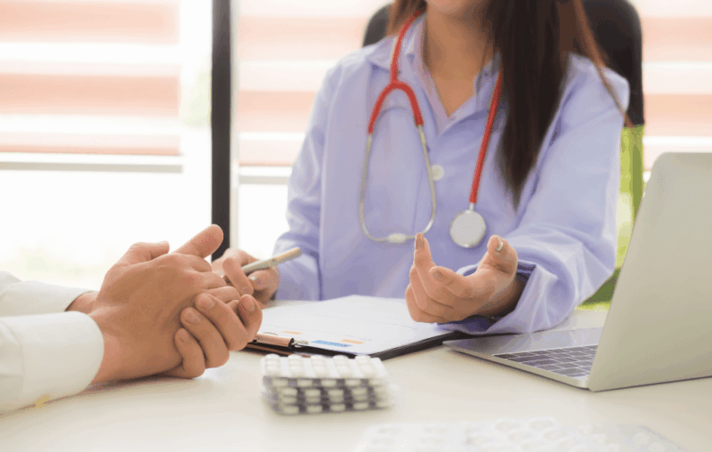 orientação médica sobre uso de comprimidos de dipirona e possíveis efeitos adversos