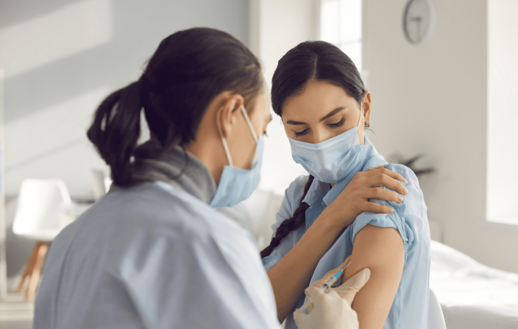 mulher recebendo vacina pneumo21 no braço para prevenção da doença pneumocócica