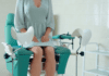 Vulvovaginites e Vaginoses: guia completo para diagnóstico e tratamento dos corrimentos vaginais mulher sentada em cadeira de atendimento ginecológico aguardando orientações para o tratamento de vulvovaginites