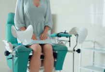 Vulvovaginites e Vaginoses: guia completo para diagnóstico e tratamento dos corrimentos vaginais mulher sentada em cadeira de atendimento ginecológico aguardando orientações para o tratamento de vulvovaginites