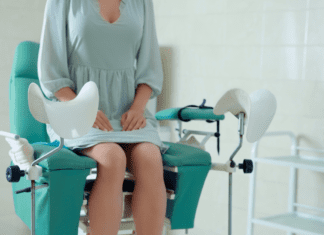 Vulvovaginites e Vaginoses: guia completo para diagnóstico e tratamento dos corrimentos vaginais mulher sentada em cadeira de atendimento ginecológico aguardando orientações para o tratamento de vulvovaginites