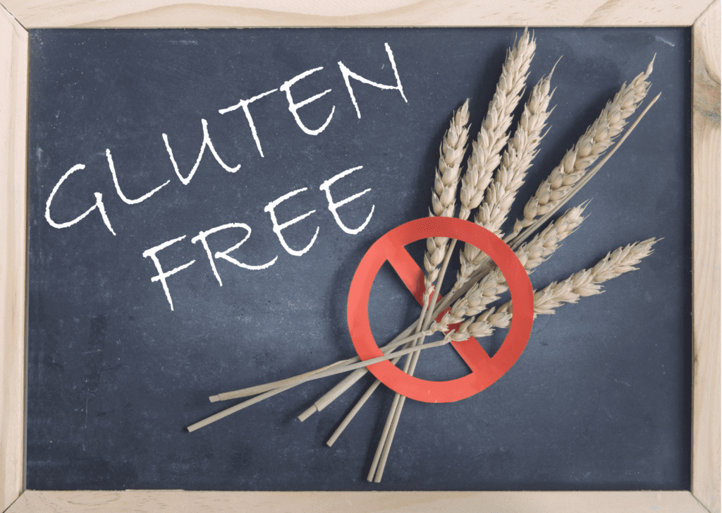 quadro de giz com escrito "gluten free" representando a dieta com restrição de glúten em caso de síndrome de intestino irritável e doença celíaca