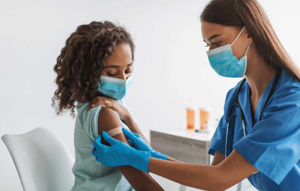 menina tomando vacina contra hpv