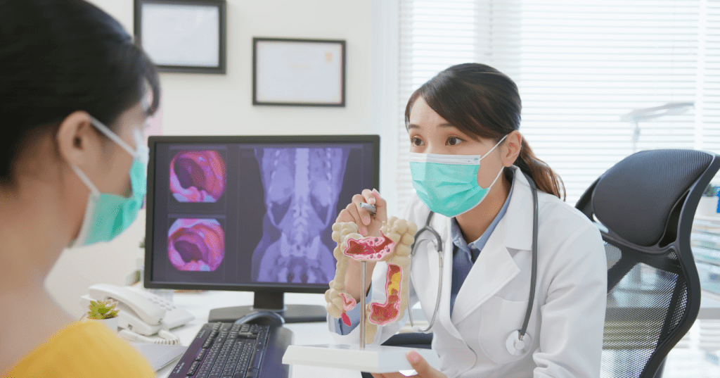 médica explicando para paciente como funciona o rastreamento de câncer colorretal
