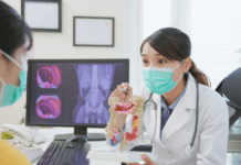 Fruquintinibe é aprovado pela Anvisa para câncer colorretal metastático médica explicando para paciente como funciona o rastreamento de câncer colorretal