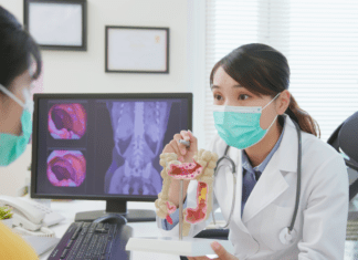 Fruquintinibe é aprovado pela Anvisa para câncer colorretal metastático médica explicando para paciente como funciona o rastreamento de câncer colorretal