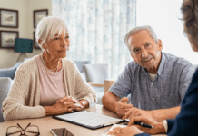 MEEM (Mini Exame do Estado Mental): passo a passo para aplicar e interpretar Mini exame do estado mental sendo aplicado em paciente idoso durante avaliação cognitiva