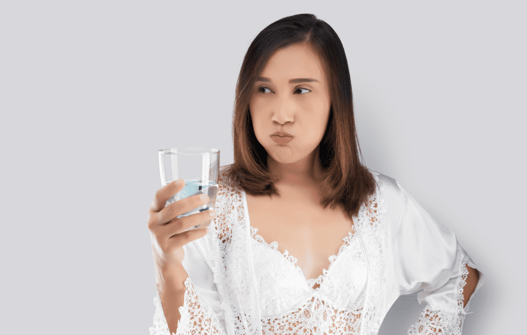 Mulher realizando enxague bucal antes do exame de cortisol salivar para diagnóstico da Síndrome de Cushing