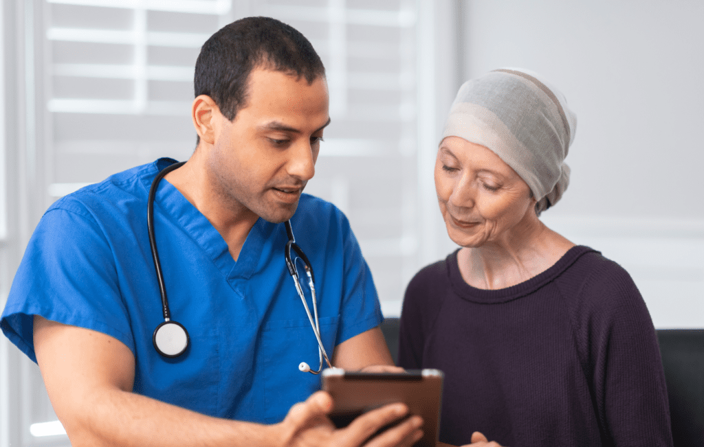 paciente com câncer sendo informada pelo médico que o SUS incorpora venetoclax + azacitidina para leucemia mieloide aguda