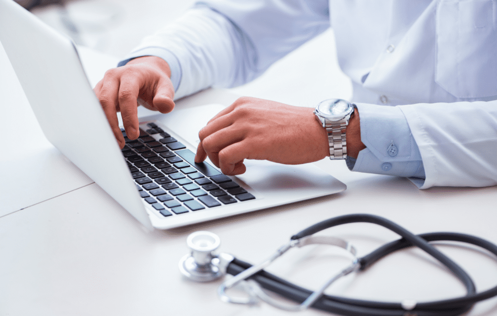 médico no computador fazendo prescrição de receitas eletrônicas controladas com o Sistema Nacional de Controle de Receituários (SNCR) 