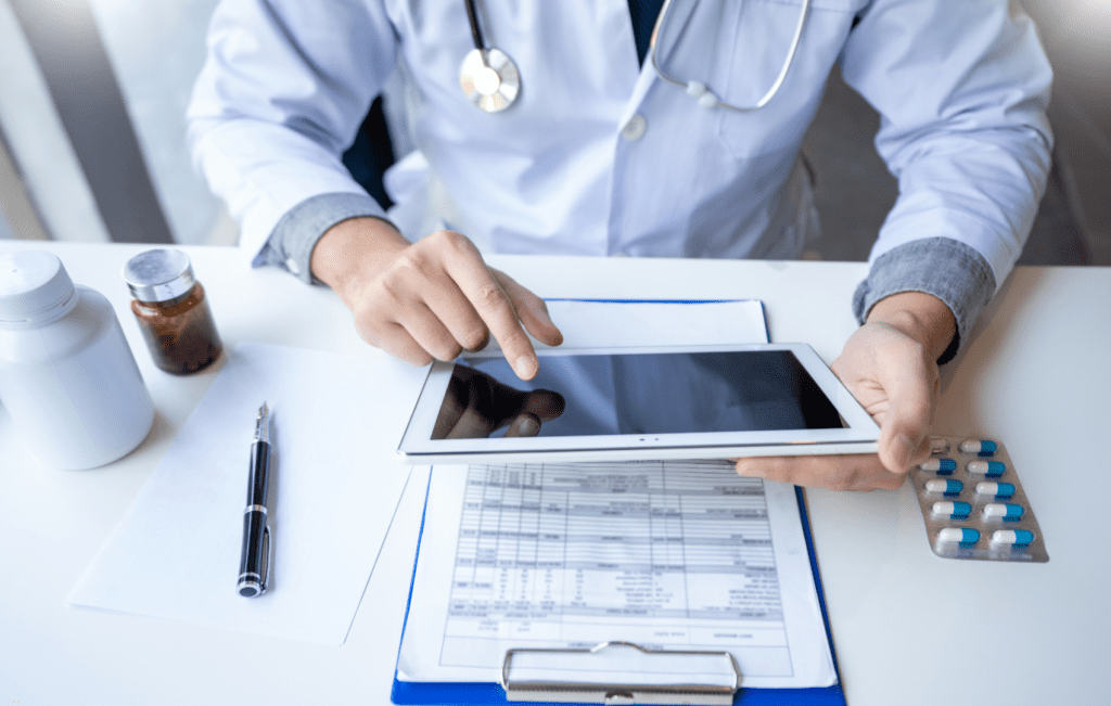 médico avaliando exames laboratoriais relacionados aos efeitos adversos da dipirona