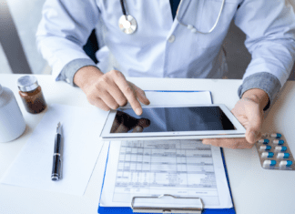 5-HIAA ou serotonina: qual exame solicitar na síndrome carcinoide? médico avaliando exames laboratoriais no tablet