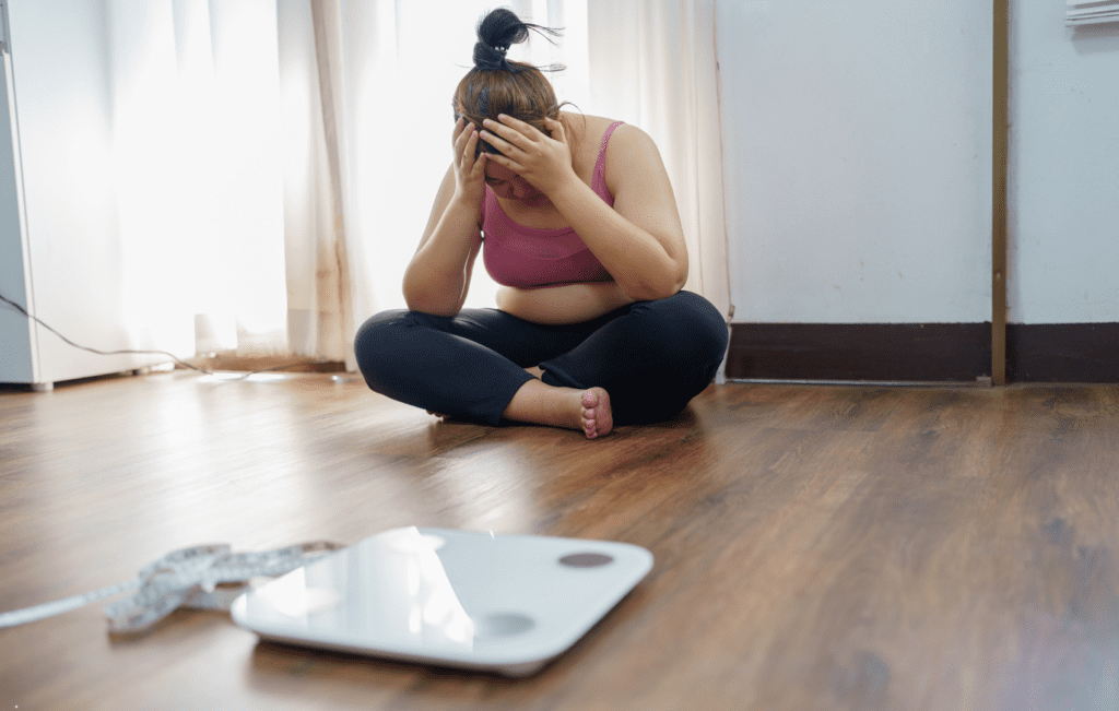paciente com obesidade e dificuldade para fazer exercícios físicos